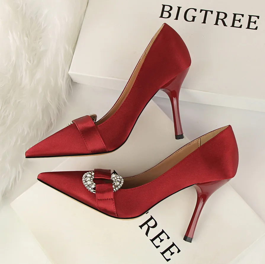 Женские атласные туфли-лодочки на высоком каблуке украшенные кристаллами 2020 г.