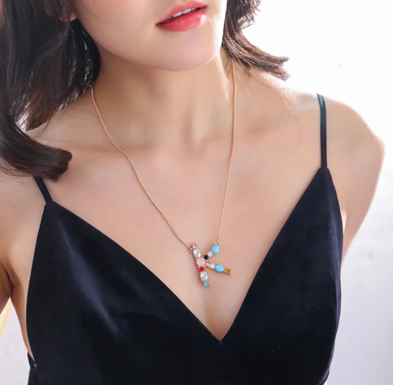 Модное женское ожерелье с 26 буквами Очаровательное цветным кристаллом A Z