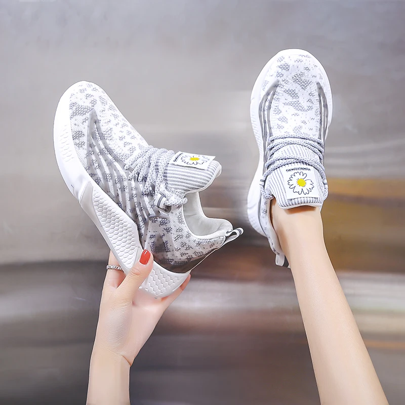 

Flying woven shoes female 2020 summer new breathable casual sports shoes student board shoes running flat lace shoes Z619