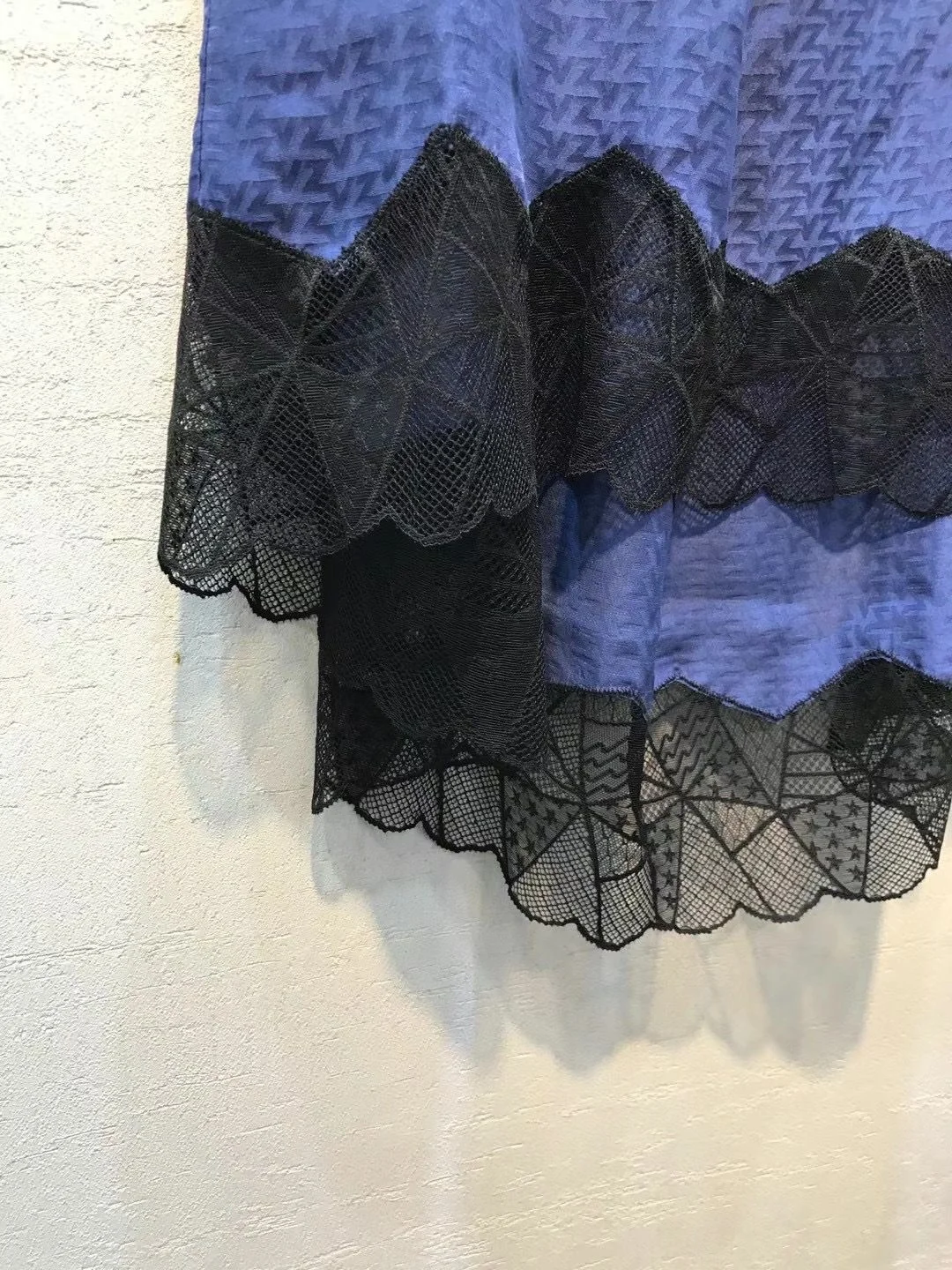 

2021 Autumn Black Silk Letters Jacquard Asymmetric Midi Skirt Stretch Waistband Lace Embroidered Hem Fashion Skirts