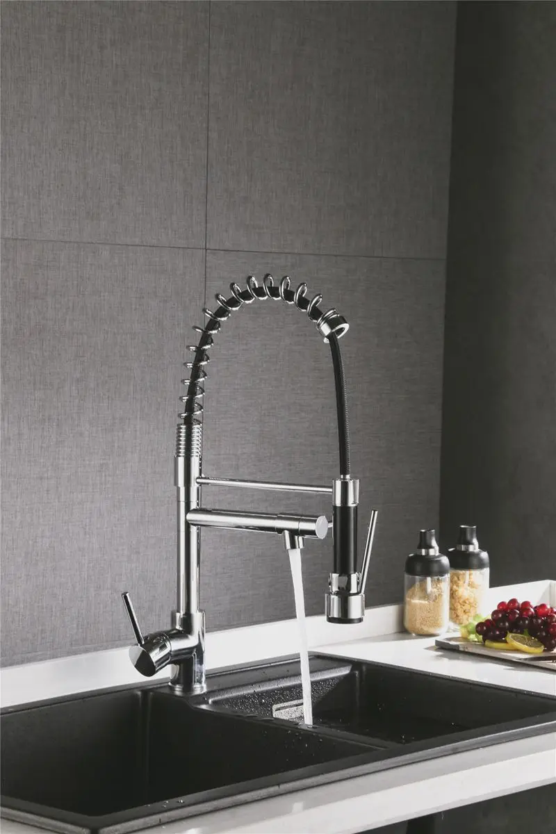 Хромированный кухонный смеситель на пружине выдвижной с двумя выходами