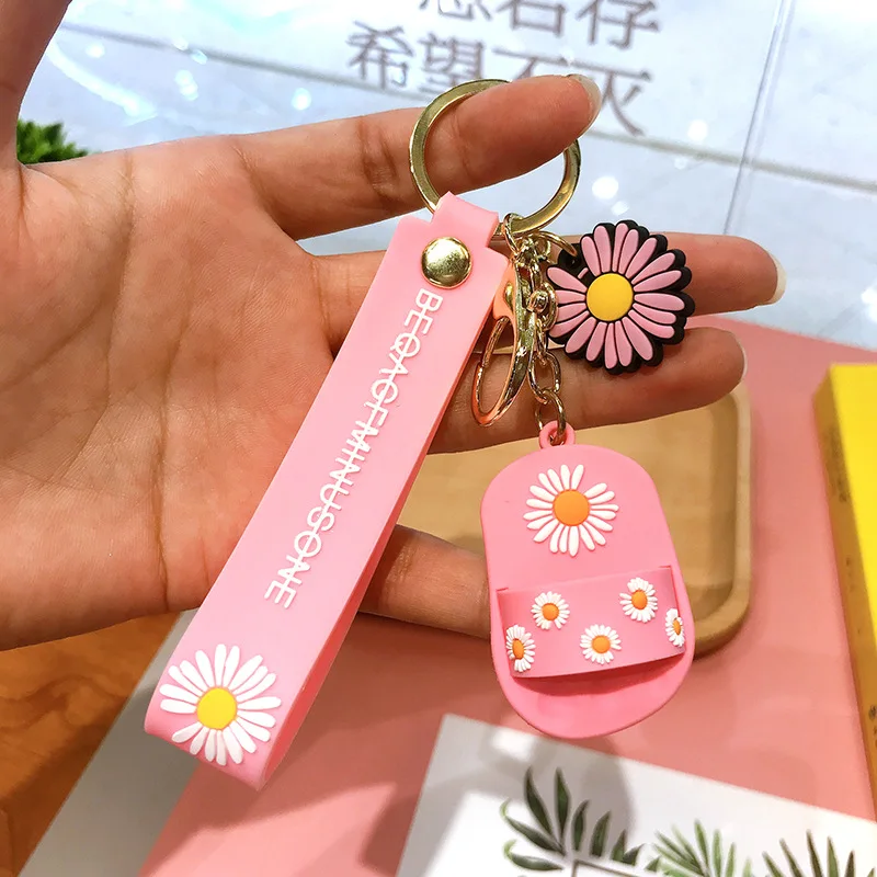 

2020 New Fashion Cute Daisy Slippers Keychains The Same 3d Slippers Daisy Key Chains Bag Pendant Metal Key Rings