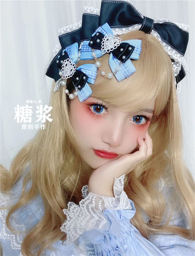 В сказочном стиле с рисунком из аниме близнецы Алиса: безумие возвращается зажим