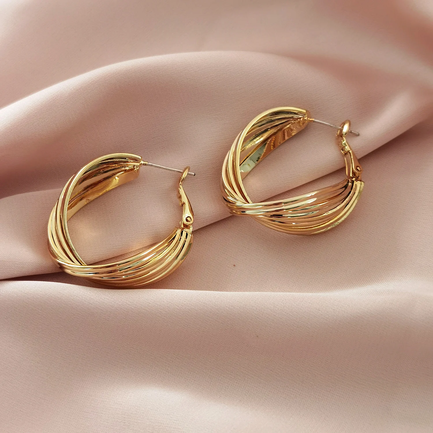 

Minimalist Metal Cold Wind Hoop Earring Female Korean Temperament Dangle Earring 2021 Trendy Niche Design Luxury Pendant Jewelry