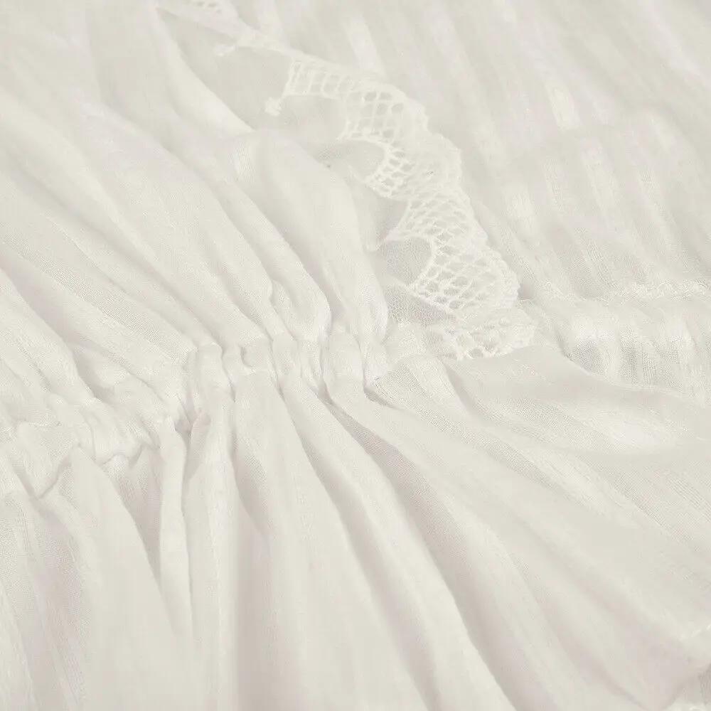 Женская блузка в полоску кружевная с глубоким v-образным вырезом и длинными