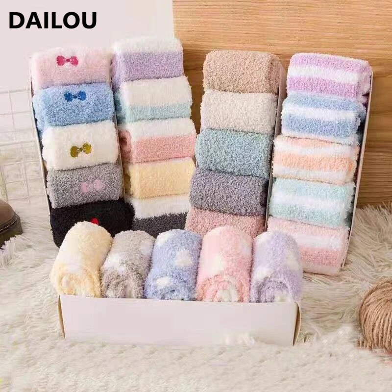 

5 Pairs/Lot Winter Cartoon Christmas Coral Fleece Socks Men Women Sweet Snowman Warm Floor Cotton Socks With Paws On The Foot