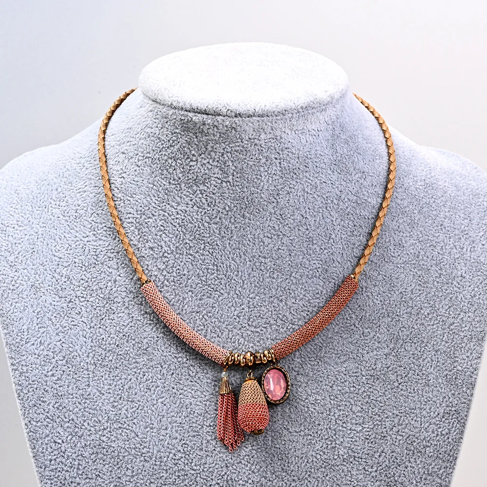 

Новые ожерелья-Чокеры, короткое ожерелье с кристаллами и камнями, винтажное ожерелье в стиле ретро из коровьей кожи, женские модные массивн...