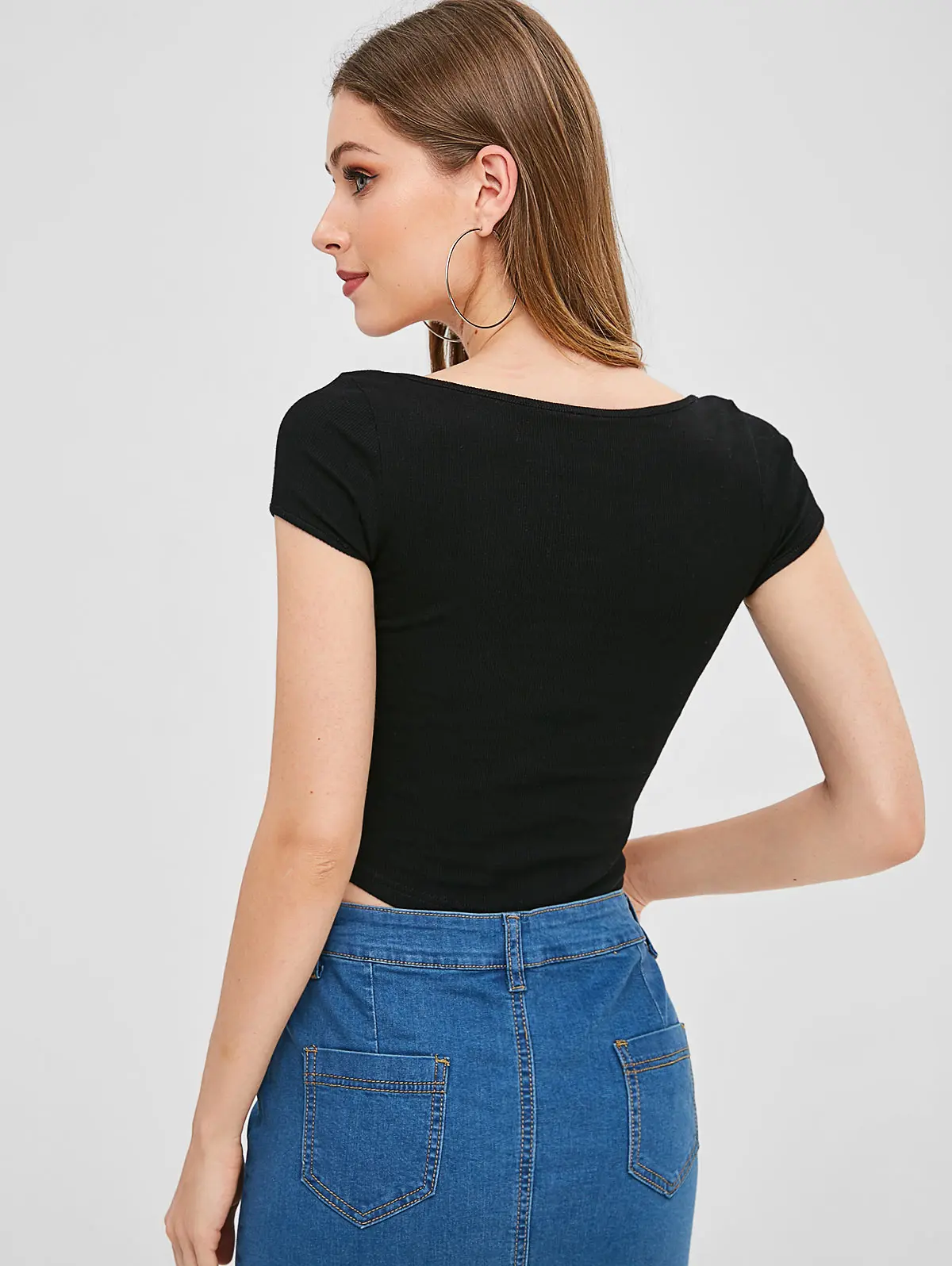 Укороченная женская футболка с овальным вырезом однотонная короткий рукав на