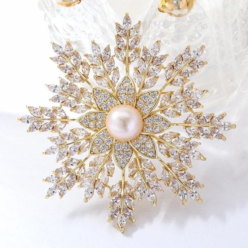 

New Copper High-end Women's Brooches Wholesale Micro-encrusted Zircon Natural Freshwater Pearl Snowflake Brooch