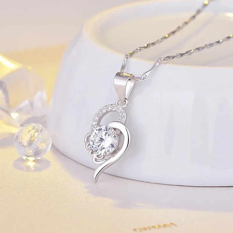 

Женское колье из серебра 925 пробы с подвеской в виде буквы любви