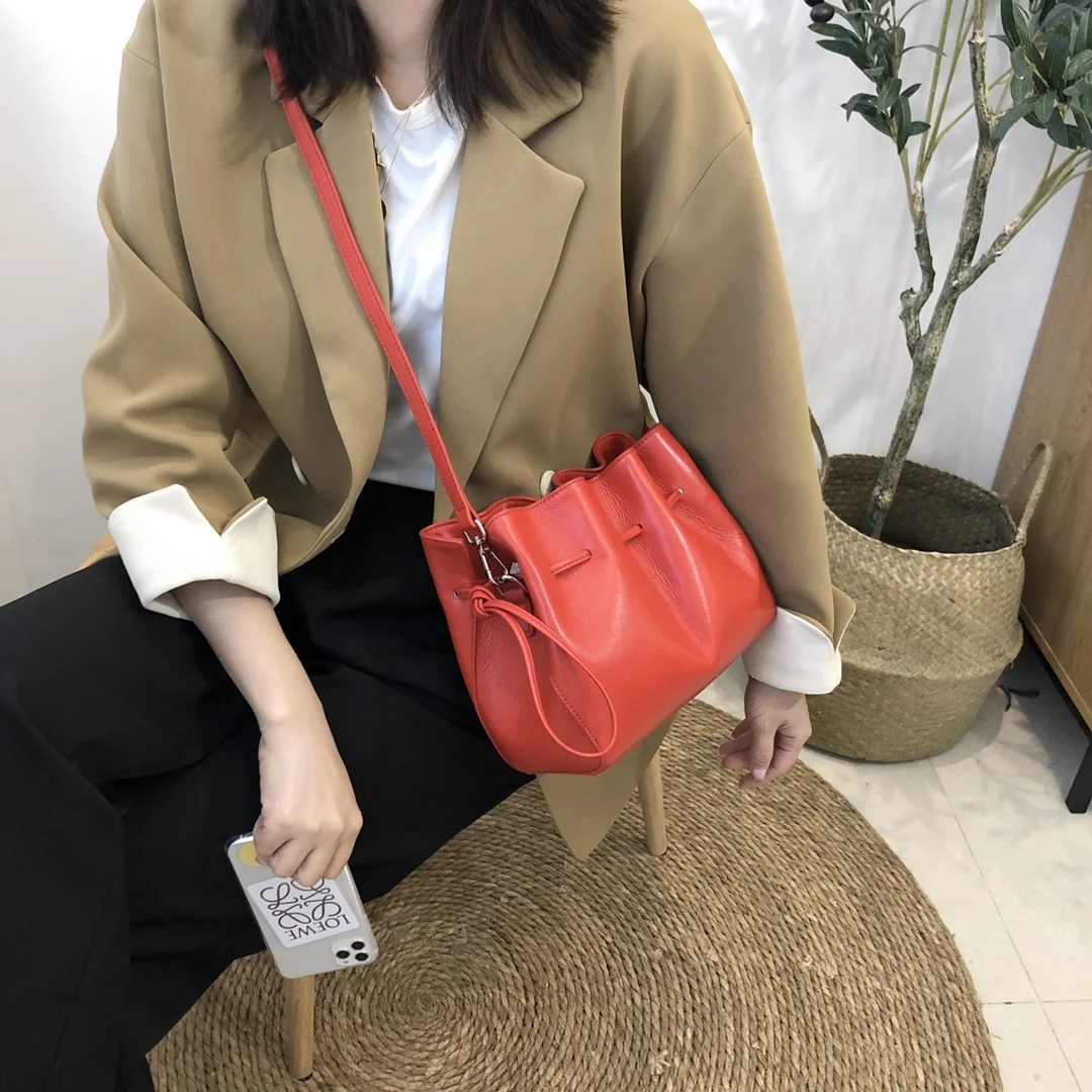 

Bucket bag female leather all-match large capacity shoulder bag handbag soft leather simple drawstring tote slant cross bag