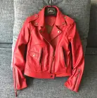 Женская Заводская новая куртка из натуральной овечьей шкуры, модные красныечерные облегающие короткие женские байкерские куртки