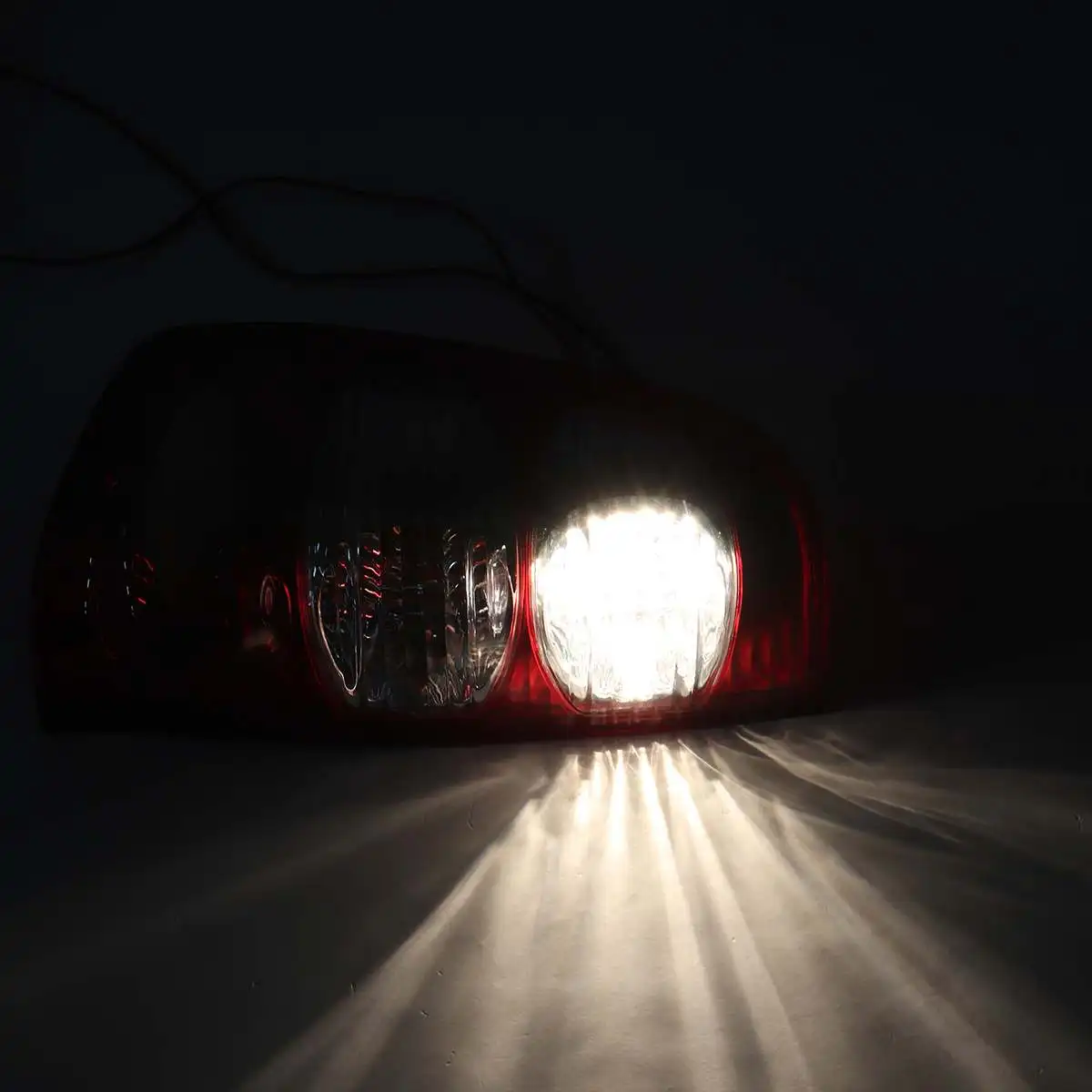 

Left/ Right Side Taillight Tail Light Lamp For Great Wall V200 V240 2009-2011 Rear Light