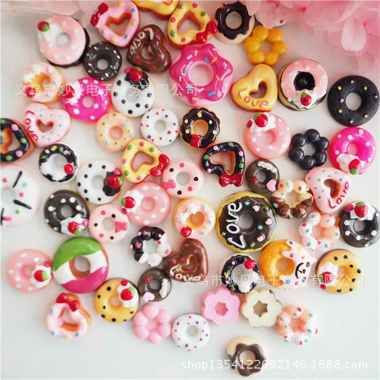 Набор из 10 миниатюрных аксессуаров для кукольного домика "Милые мини-пончики из конфет" - игрушки для кухни детей, украшения для дома и ремесла.