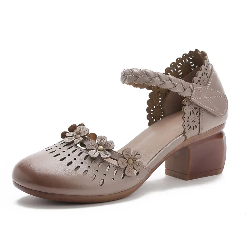 

New beauty in 2020 summer: thick heel flower round head middle aged mother sandal girl