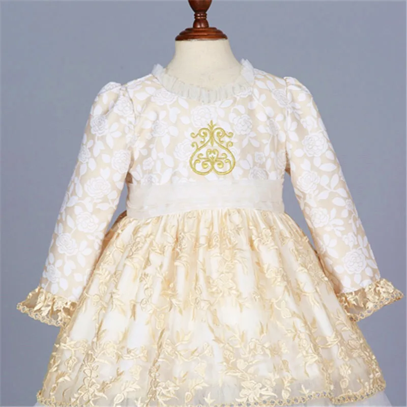 Осенне-зимнее винтажное платье в испанском стиле золотистого и белого цвета для