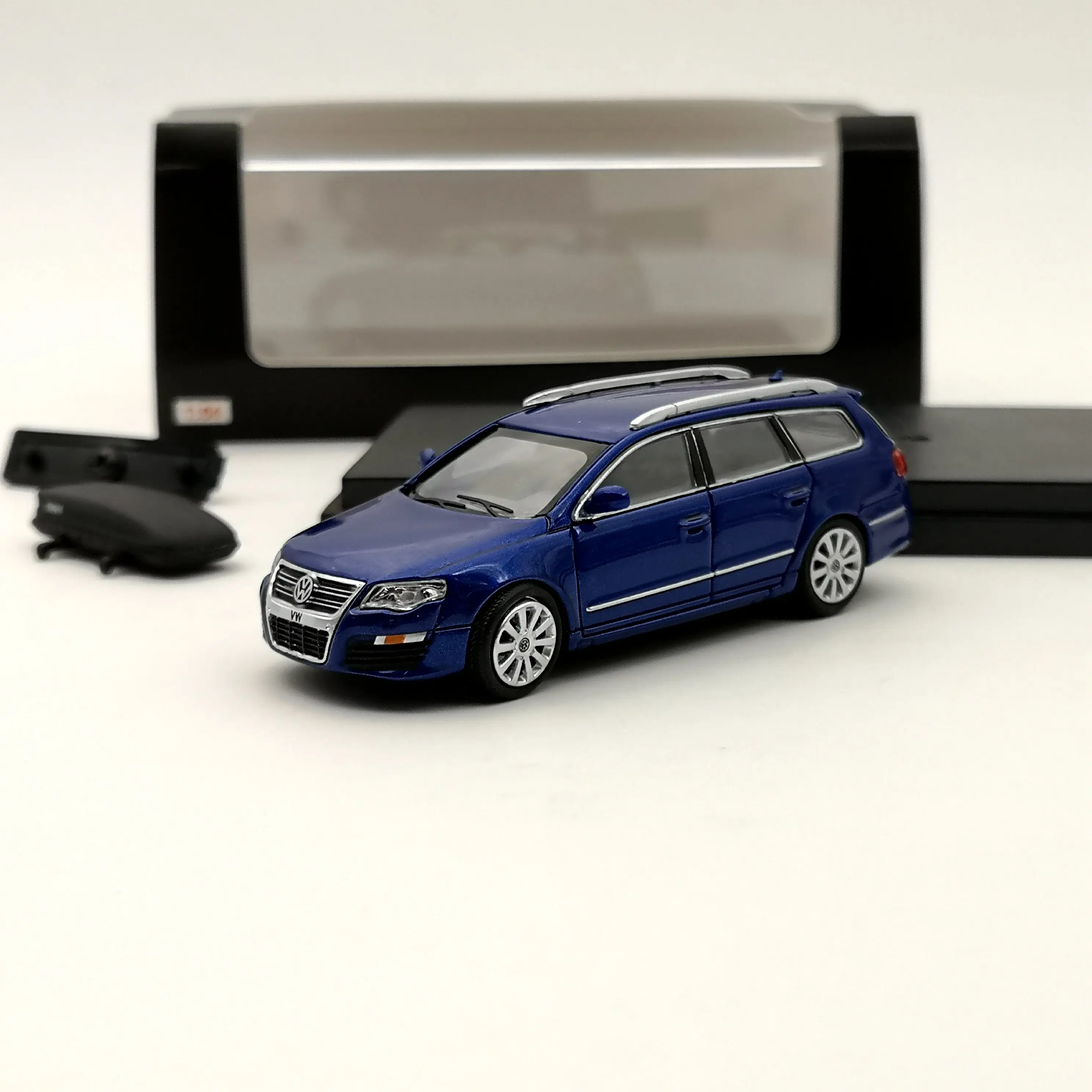 Модель автомобиля Passat R36 отлитый под давлением подарок голубая 1:64 | Игрушки и