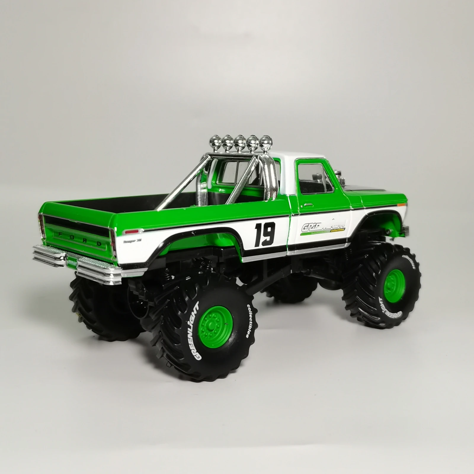 

1:64 1974 Master Supersize Green Truck Stunt Shows Alloy Die Casting Diorama Car Model Miniature Carros Toys Free Shipping
