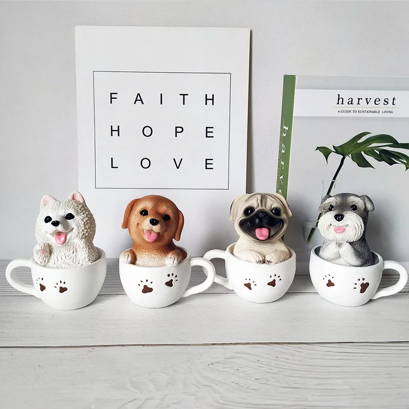 Миниатюрная скульптура собачки в чашке из смолы для украшения дома или подарка в подарочной сумке.