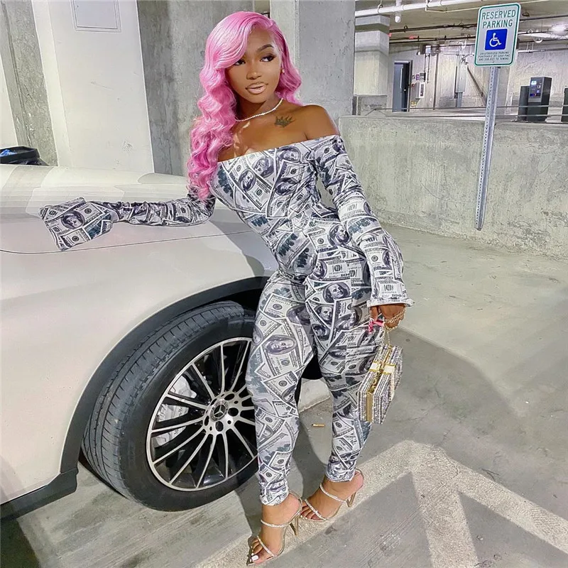 

Укороченный топ с открытыми плечами и брюки, леггинсы с длинным рукавом