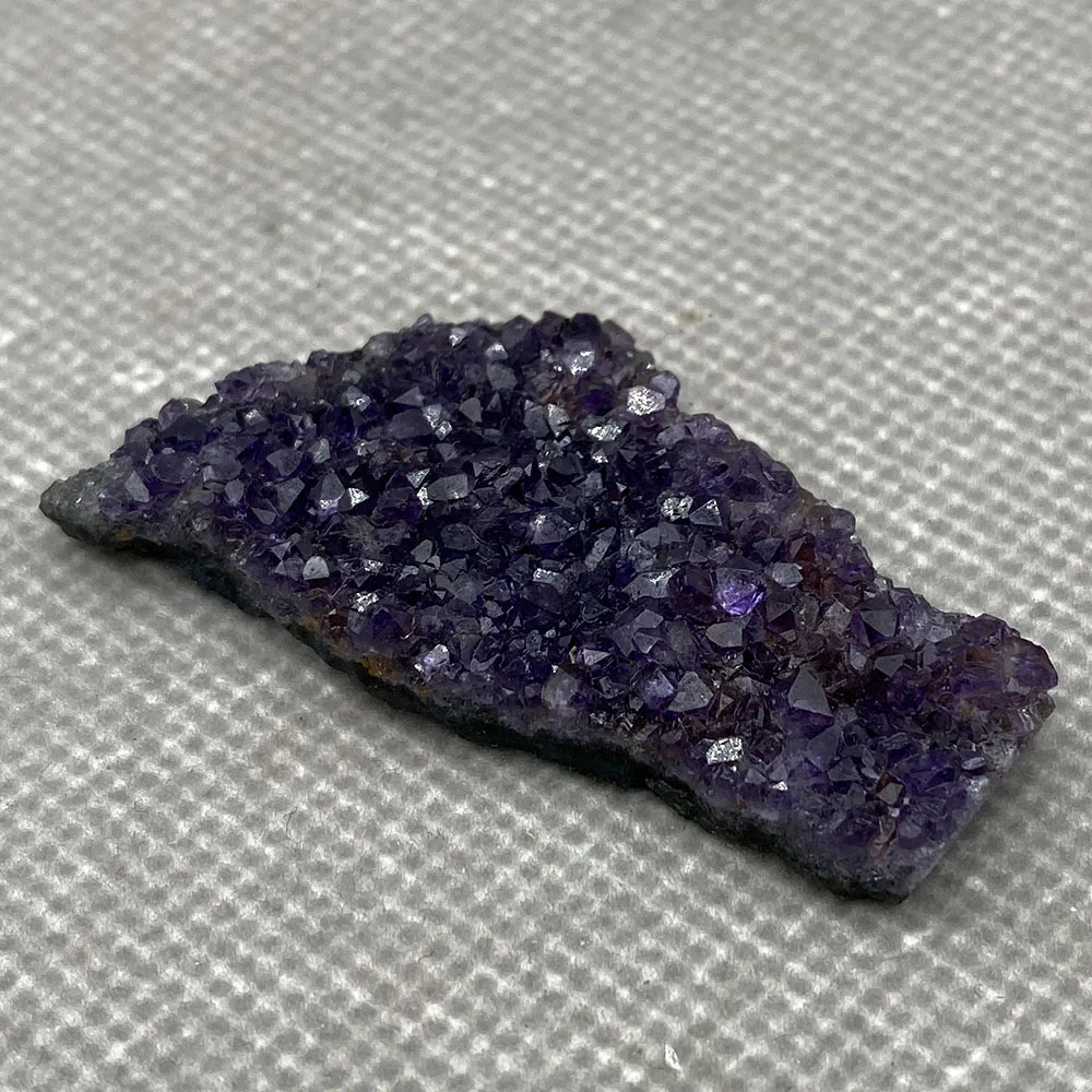 

The color of the natural Brazilian amethyst rough is very good in purple. 4#