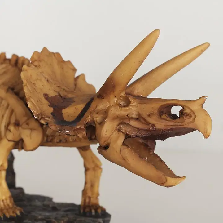 Юрский Мир парк Трицератопс каркас ископаемая скульптура