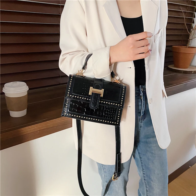 Маленькая женская сумка через плечо модная маленькая однотонная Сумочка на в