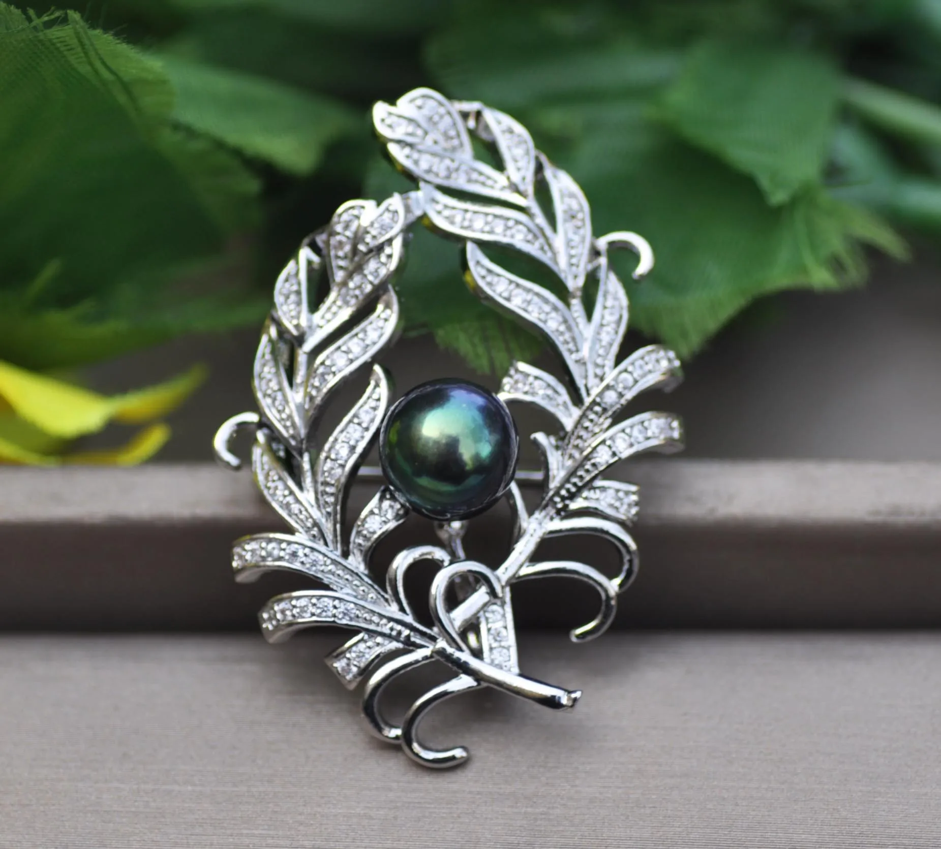 

Z11600 50mm Black Round Pearl Luck Flower CZ Brooch Pendant