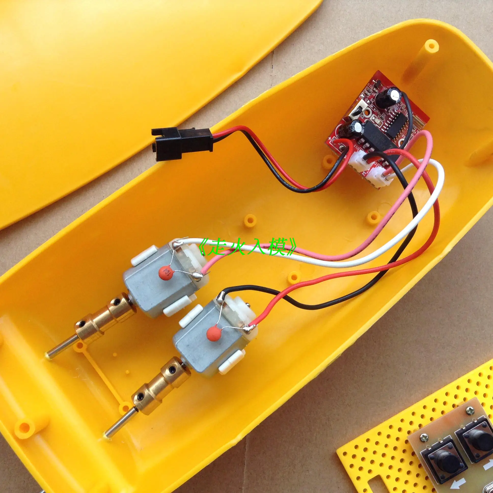 Мини лодка 2,4 г дистанционное управление расстояние 100 м двойной мотор DIY лодка детский пульт дистанционного управления лодка электрическая лодка