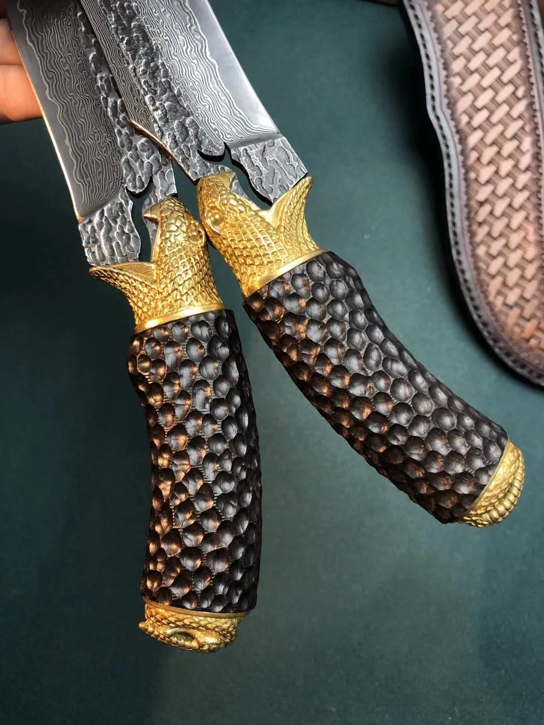 Нож из дамасской стали с фиксированным лезвием рукоятка черного дерева и для