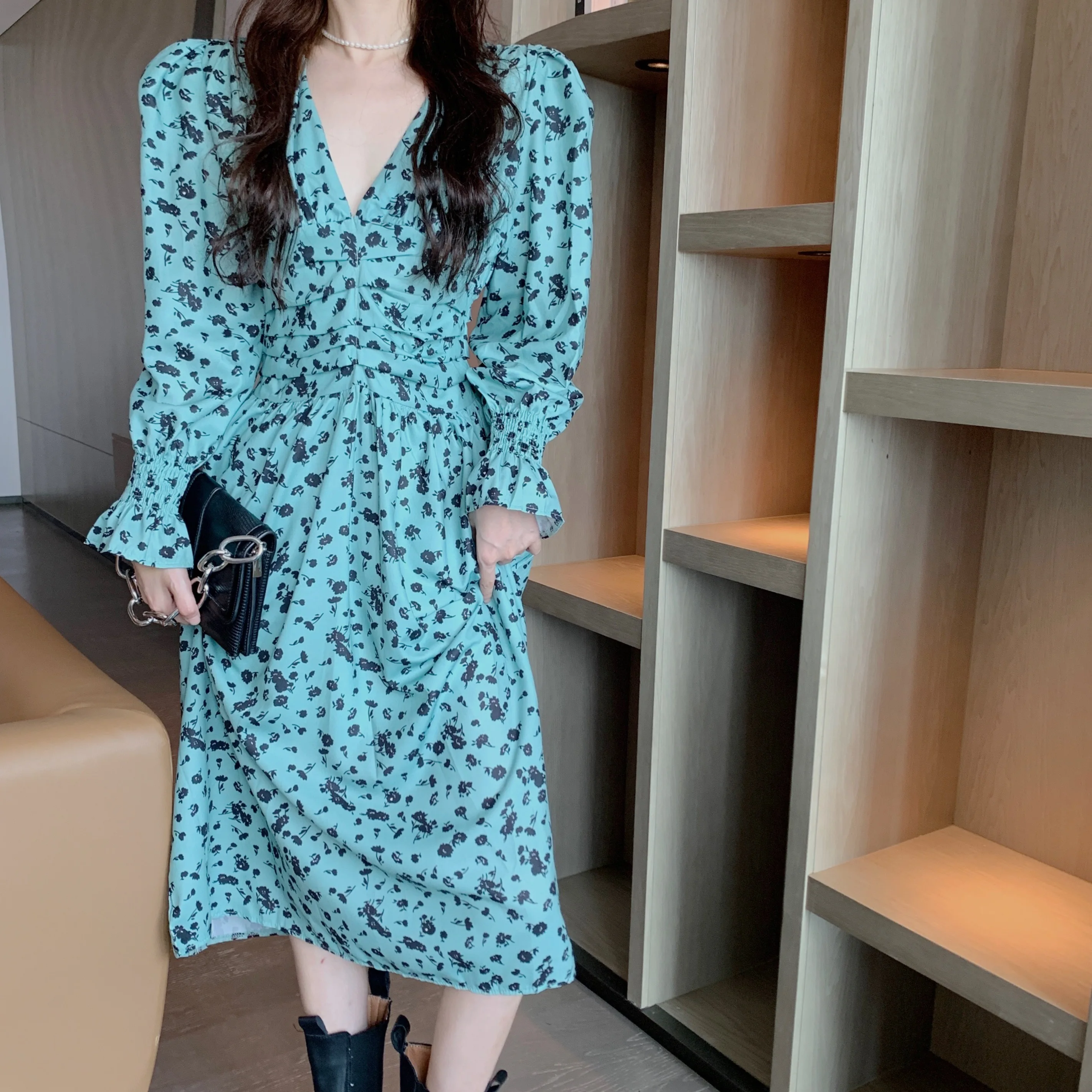 

Платье HziriP со складками и V-образным вырезом, осень 2021, женское платье свободного кроя, а-силуэт, модная универсальная Классическая Повседне...