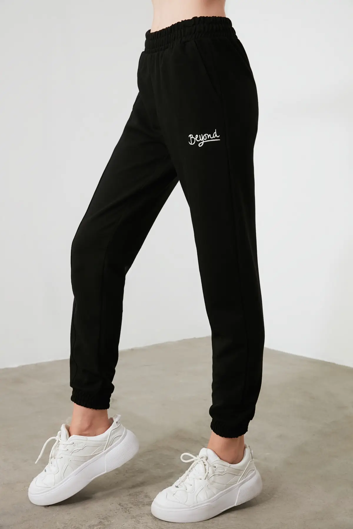 Трикотажные спортивные штаны с вышивкой TWOAW21EA0049