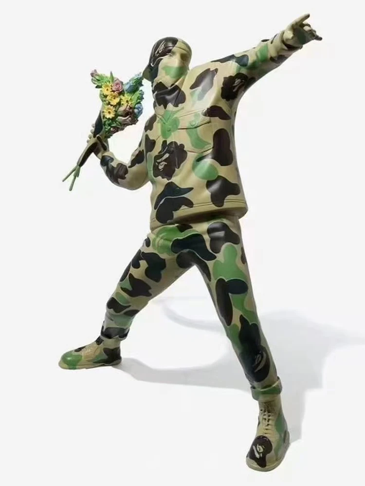 Escultura de flor de banksy jogando bombardeiro vermelho e bronze