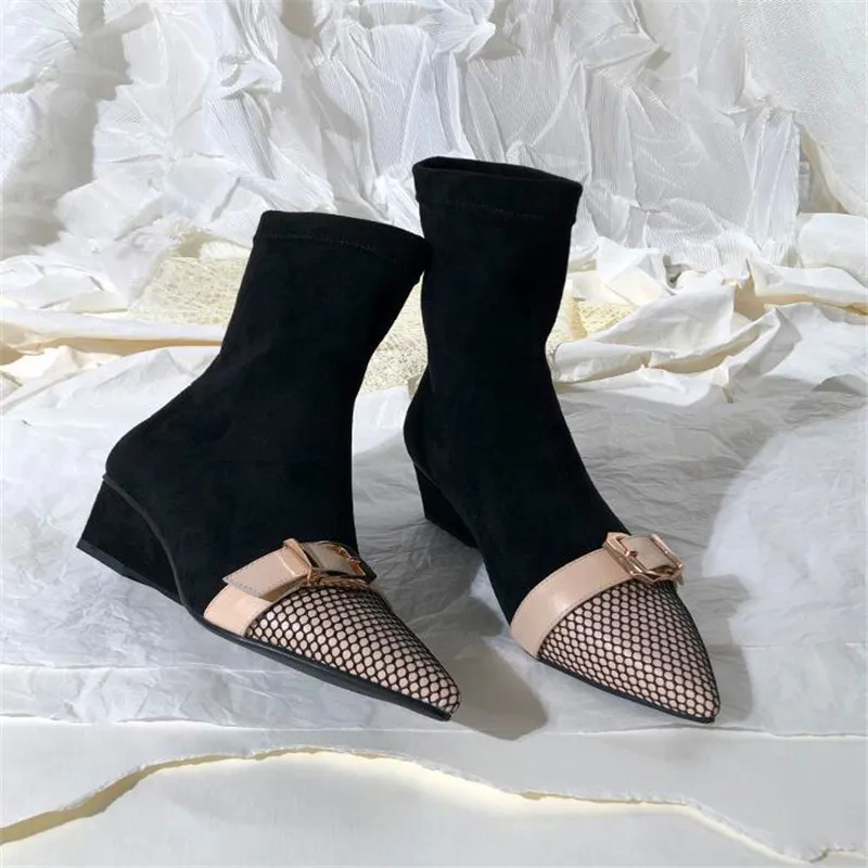 Ботильоны на танкетке женские зимние ботинки с острым носком и бантиком красивая