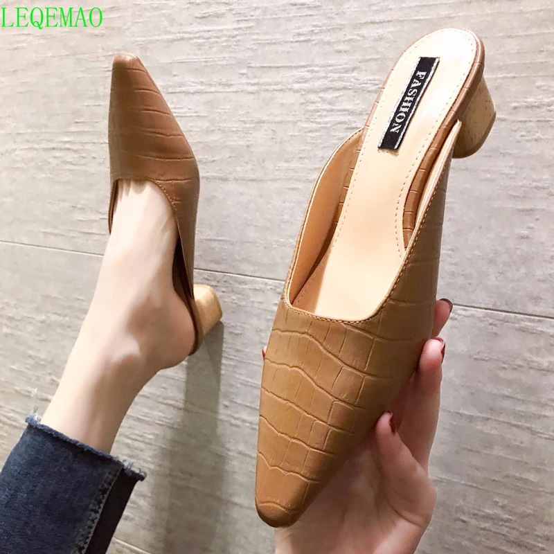 Модные туфли без задника с острым носком женские летние шлепанцы однотонные