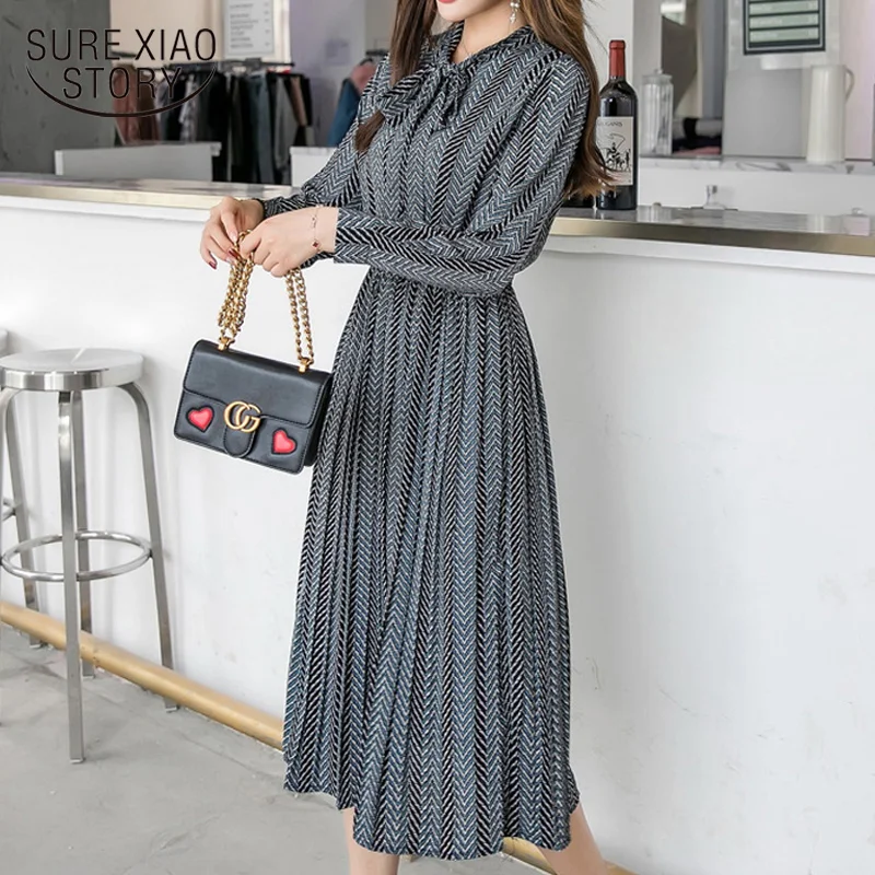 Плиссированное шифоновое платье женское осеннее с принтом облегающее