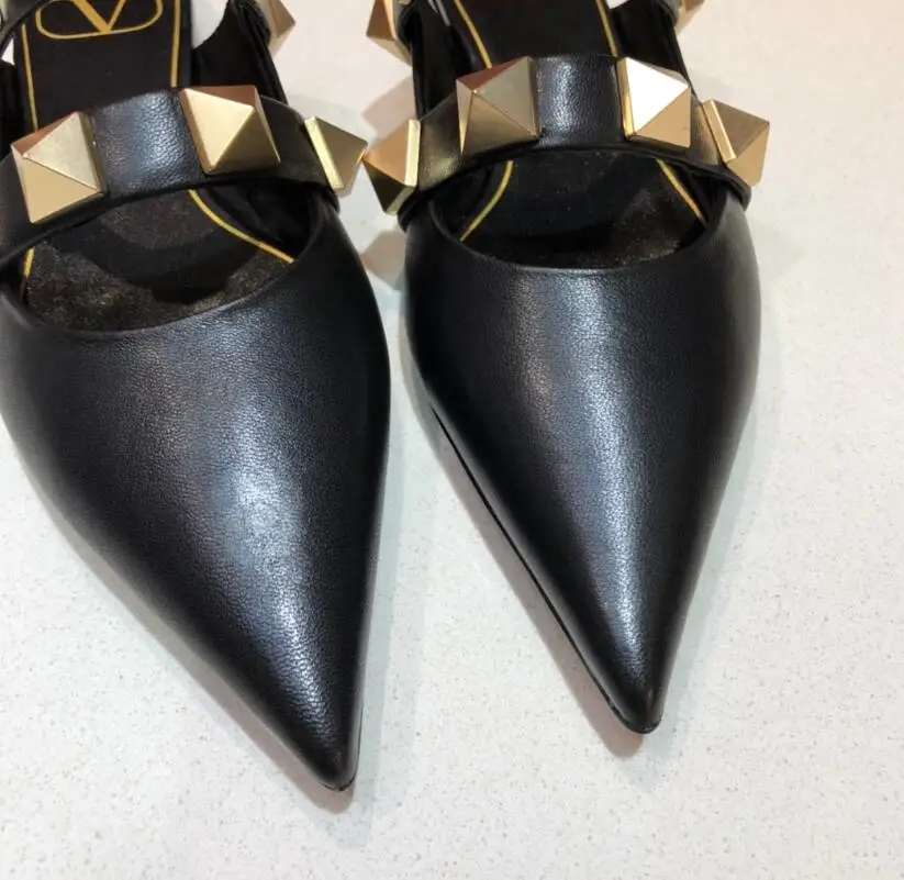 

2021 Luxury Brand Women Slippers Designer Rivets Shoes V Right Logo Genuine Leather Slipper Flat Sandals Women Slippers 35-42