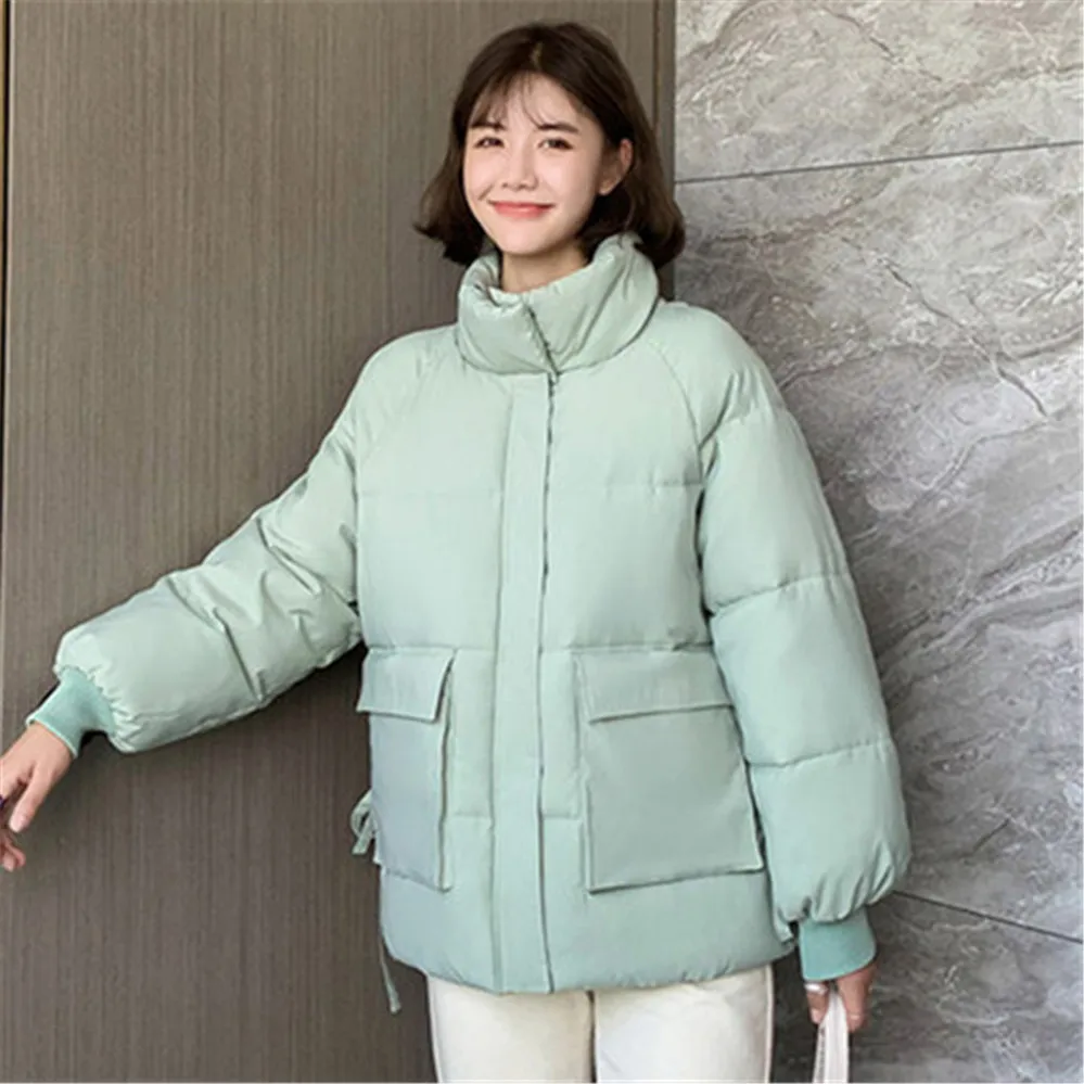 

Женская зимняя куртка с хлопковой подкладкой и воротником-стойкой