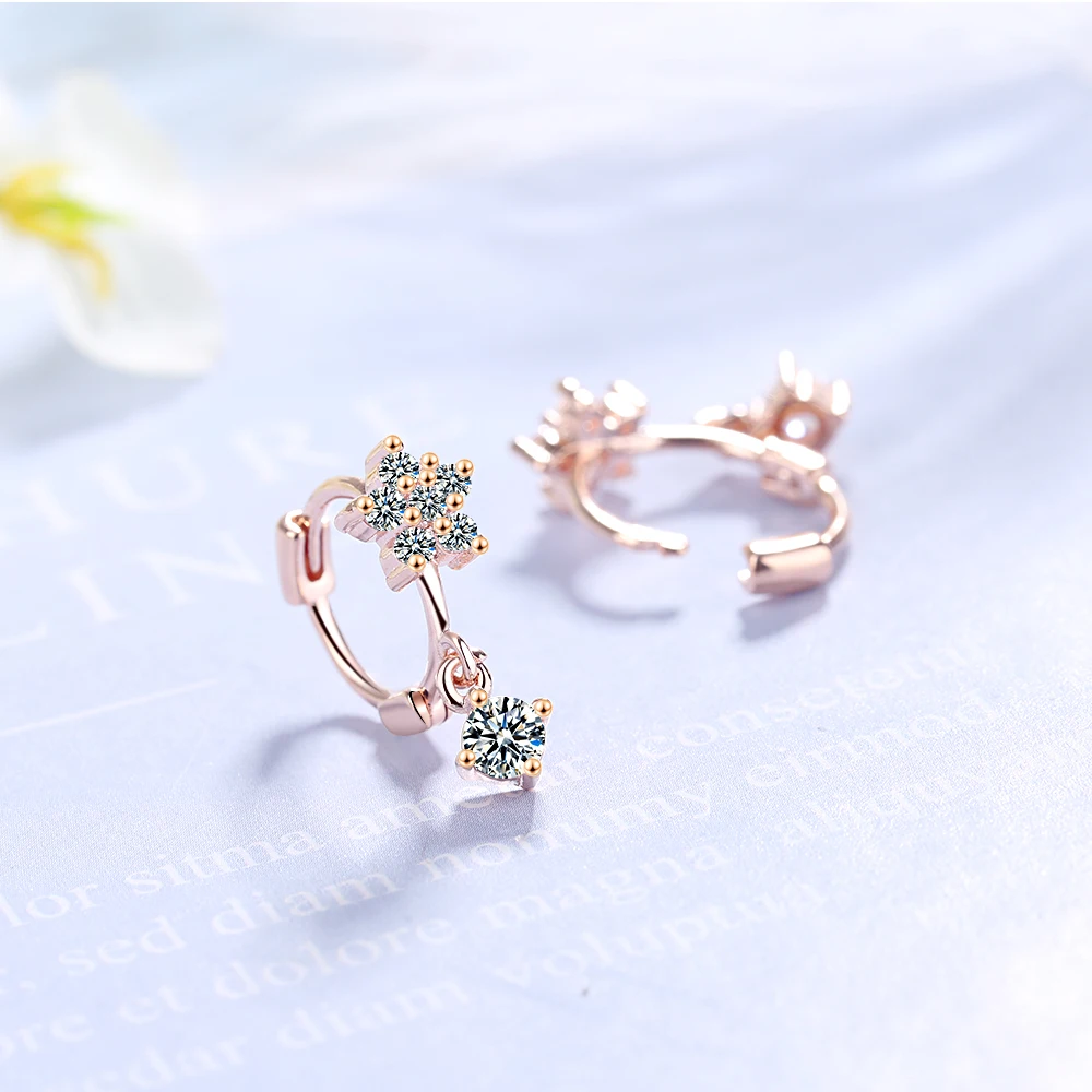 Женские серьги-кольца с прозрачным фианитом и пятью лепестками | Украшения