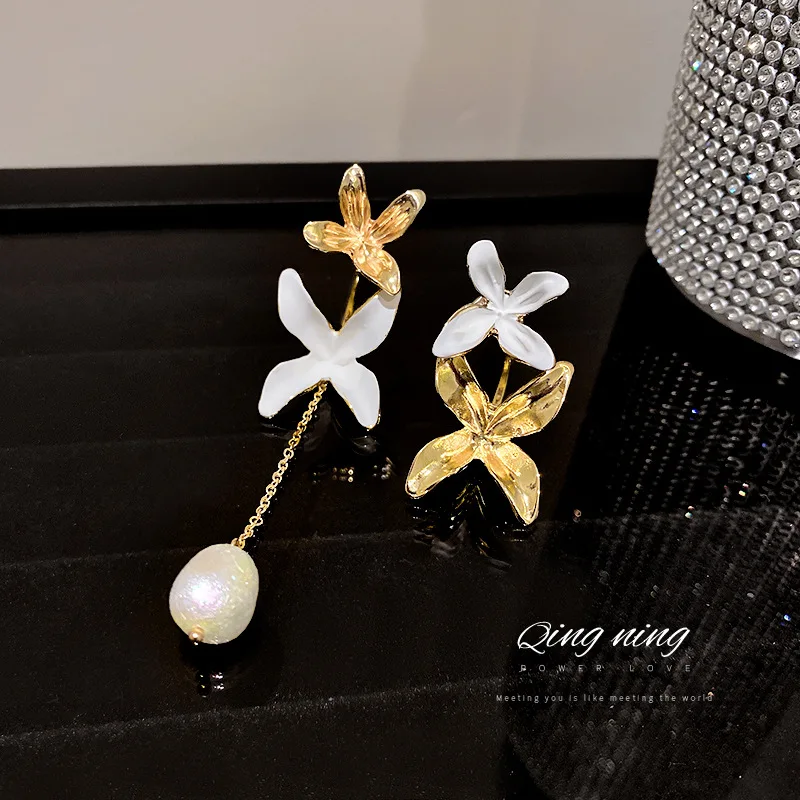 

Golden White Flower Asymmetric Earrings For Women Elegant Jewelry Simulated Pearl Drop Earrings 2021 New