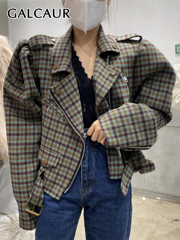 

Куртка женская короткая клетчатая составного кроя, с длинным рукавом