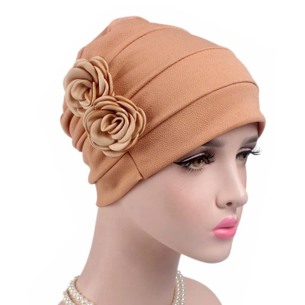 Женская однотонная шапочка в западном стиле с цветочным узором удобная для