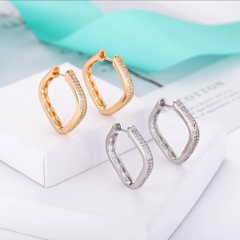 Роскошные серьги кольца с кубическим цирконием золотого и серебряного цвета