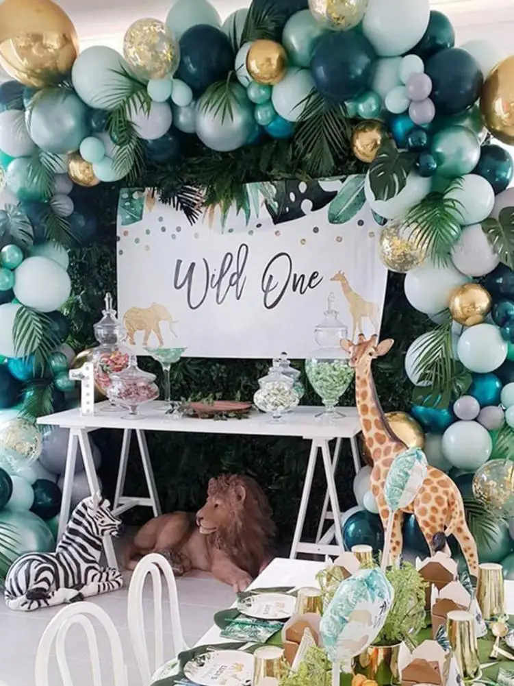 Цвета: золотистый серебристый зеленый шар украшена цепочкой и надписью Wild One День