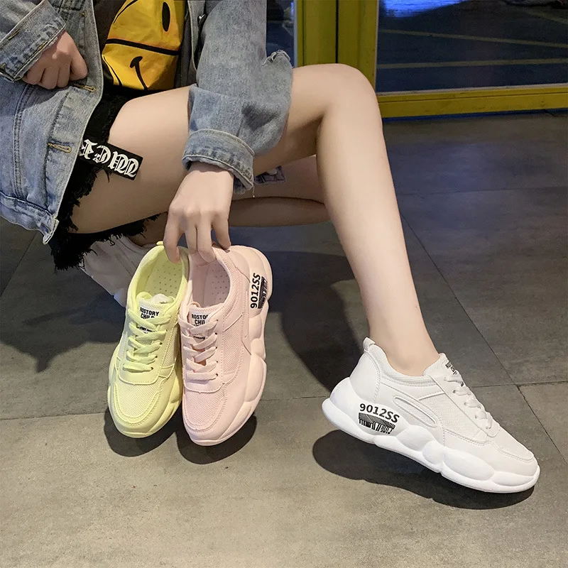 Модная женская повседневная обувь на не сужающемся книзу массивном каблуке 5 см