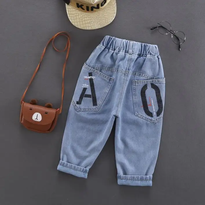 

Детские джинсы светло-голубые джинсовые брюки с большими карманами и буквенным принтом свободные брюки детские джинсовые детские брюки