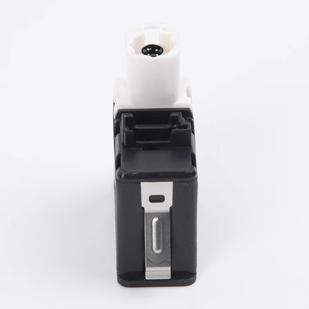 

1 шт., внутренняя розетка для BMW E81 E87 E90 F10 F12 E70 E82 F10 84109237653