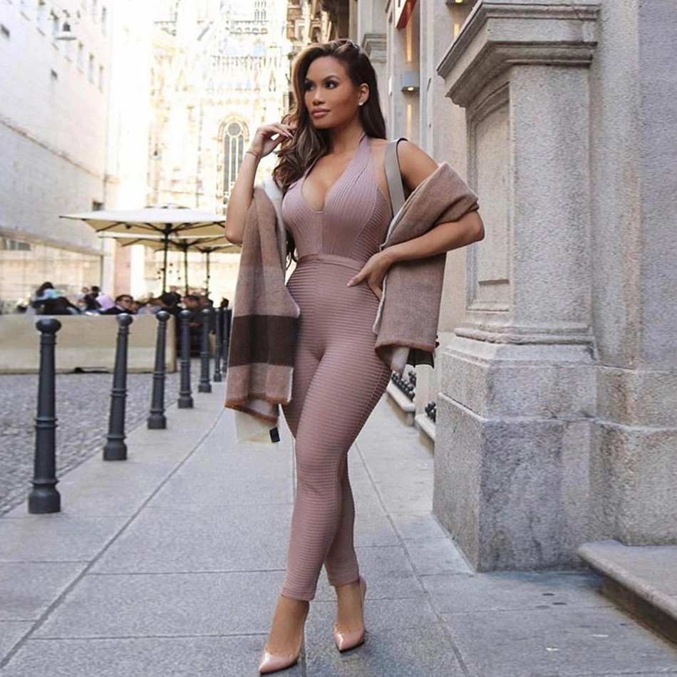 Комбинезон бандажный абрикосовый с глубоким V образным вырезом без рукавов в