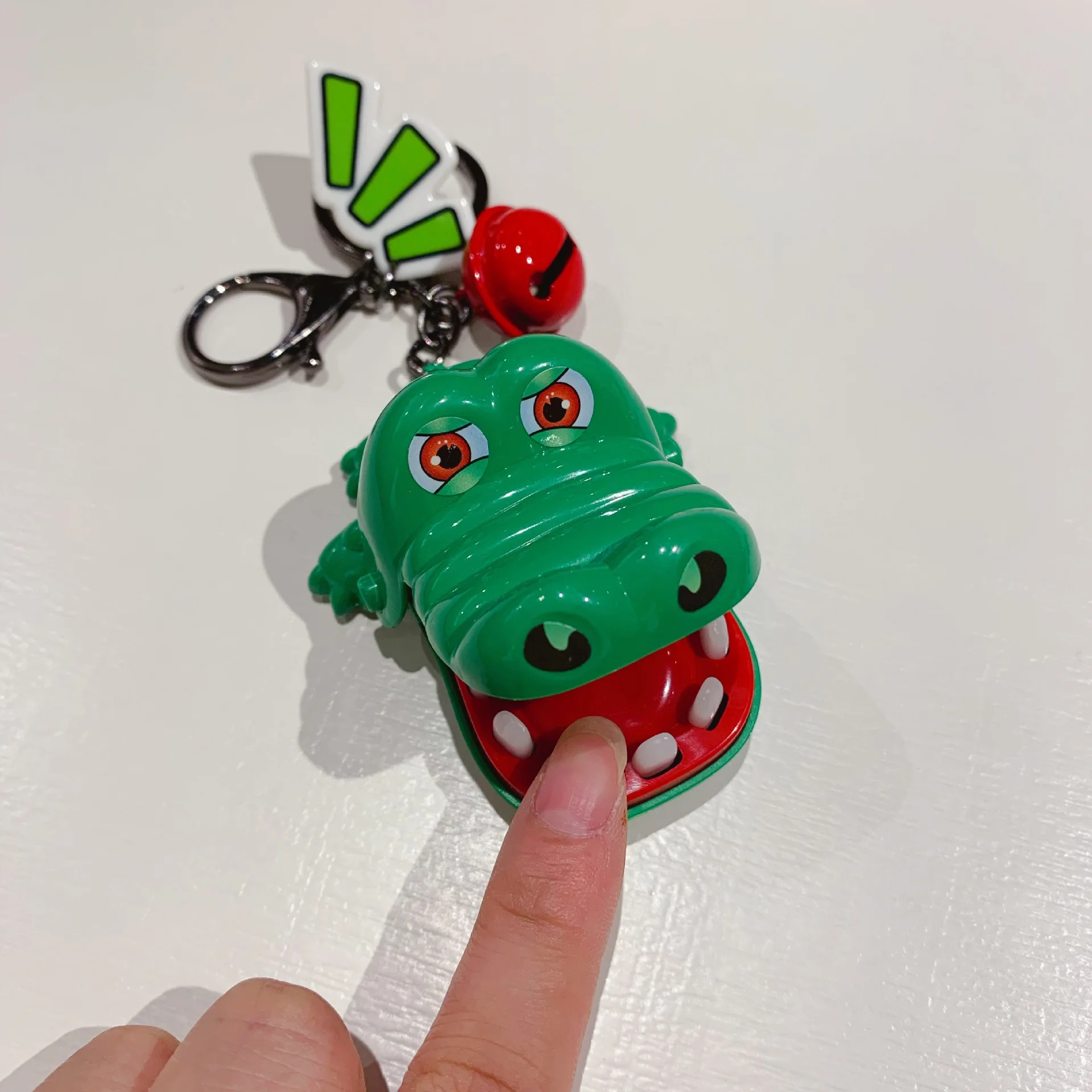 

Брелок для ключей с крокодиловым укусом, креативный подвесной кран, машинка для подарка, школьный портфель с изображением акулы и зубов, мал...