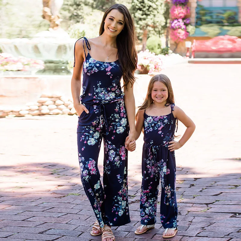Модные одинаковые комплекты для семьи на бретельках Комбинезон с цветочным